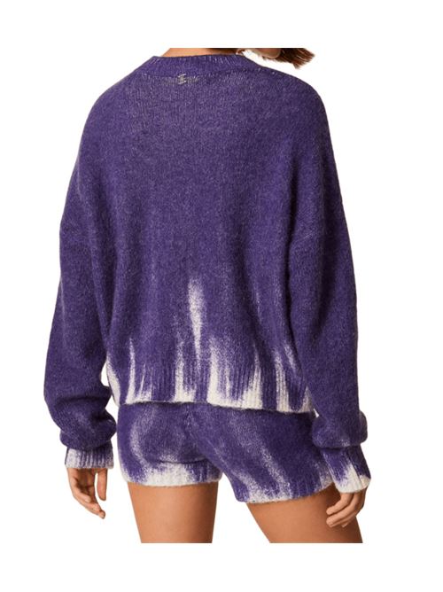 Maglia da donna in misto lana, girocollo, stampa digitale effetto spray THINK POETIC celeste sullo sfondo viola. TWINSET | 252AQ306113035